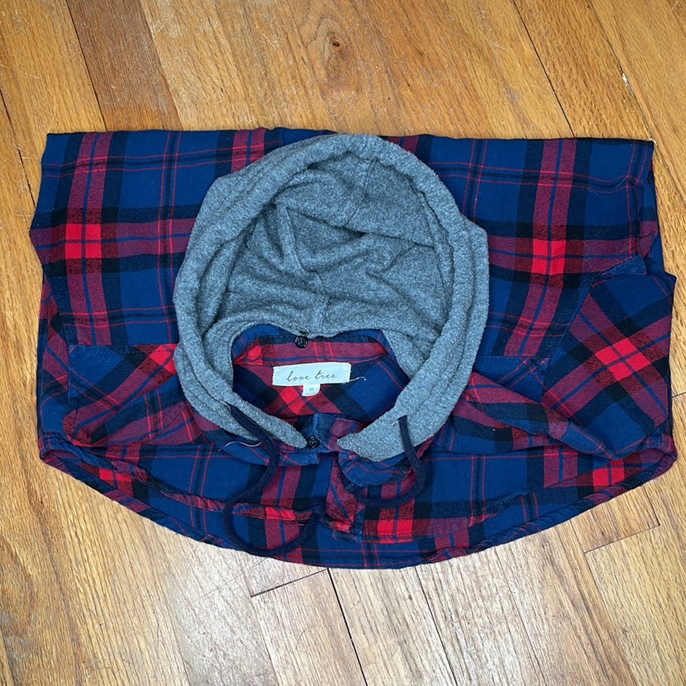 Love Tree size medium ⠀
⠀
Flannel with detachable cotton hood ⠀
⠀
Lightly used - Picture 2 of 3